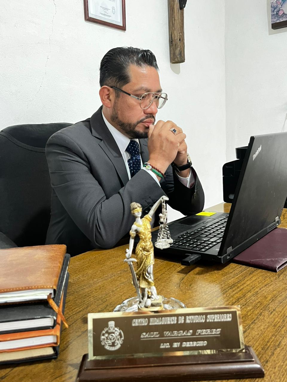 Abg. Saúl Vargas Pérez trabajando en el despacho