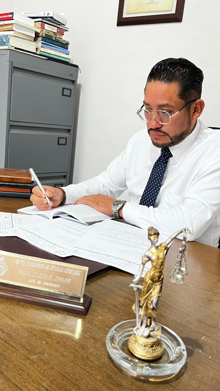 Abg. Saúl Vargas Pérez revisando documentos