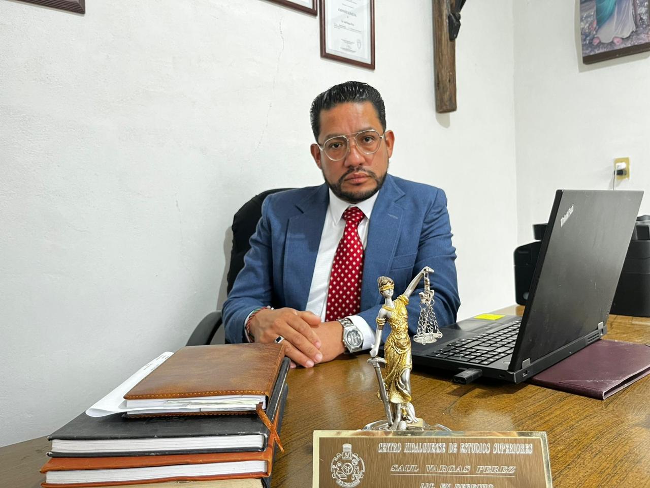 Abg. Saúl Vargas Pérez en su escritorio