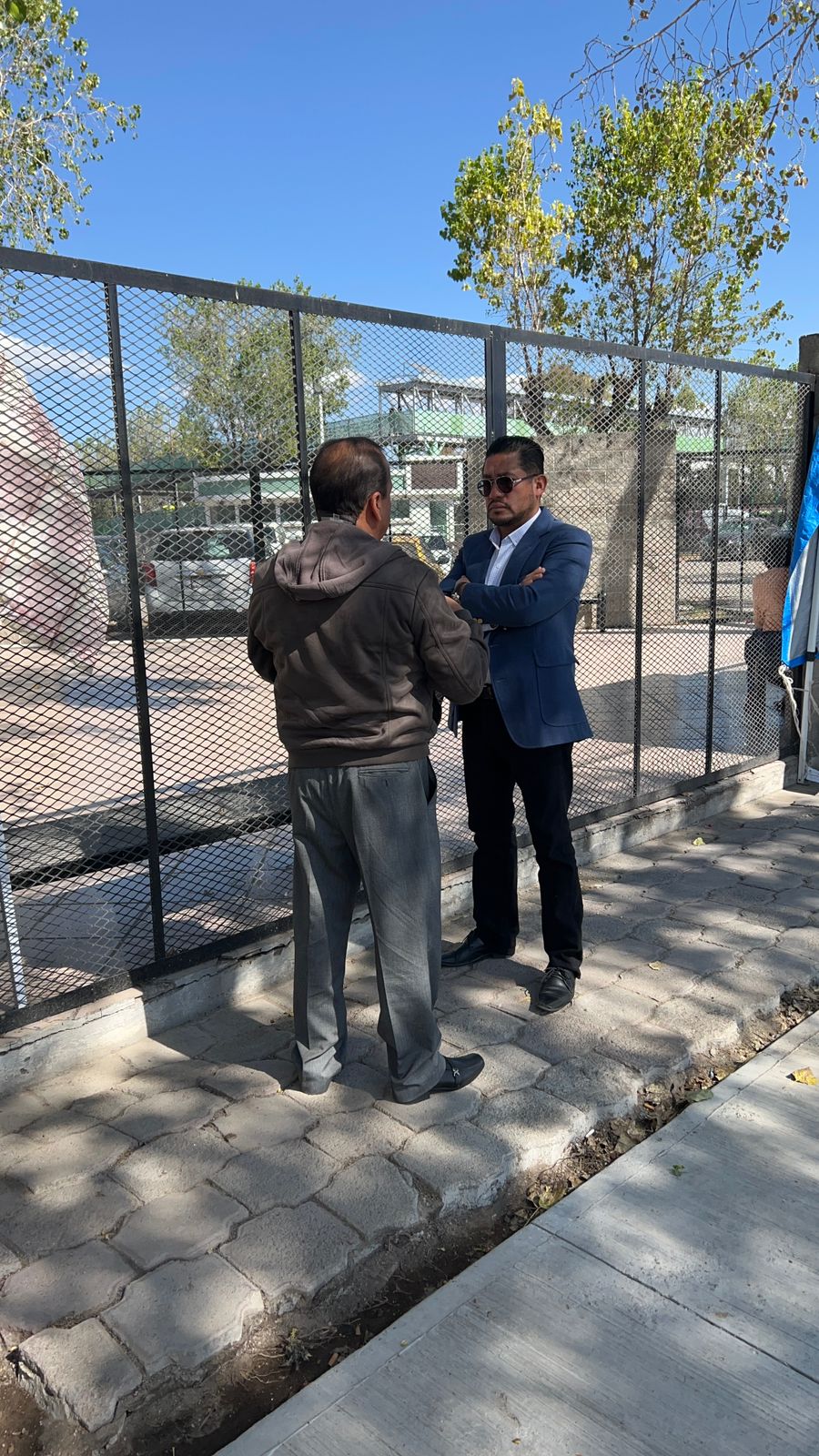 Abg. Saúl Vargas Pérez en consulta con un cliente